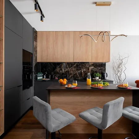 Apartment Wroblewskiego Chic With Garden Lodz